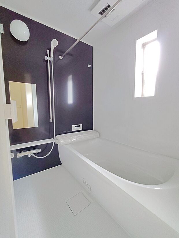 【☆Bathroom☆】一日の疲れを洗い流せるような憩いのバスルーム。窓付きなので、採光もあり明るく気持ちの良い空間です。窓があることで、換気環境も良好。掃除もスムーズに出来ます。