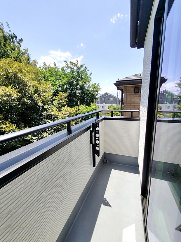 【☆Balcony☆】緑が見える南側バルコニーです。陽当りが良いので、洗濯物も早く乾きそうですね♪