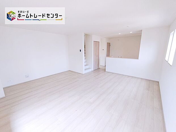 【☆リビング☆】道路からのプライバシーを確保しやすい「2階リビング」を採用。
陽当たり・風通し共に良好で、ご家族みんなで過ごす空間をより居心地良くしてくれます。