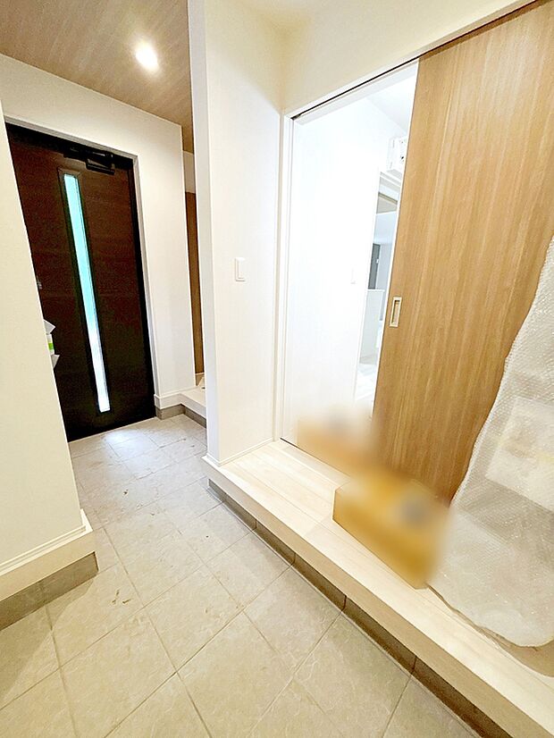 【☆Entrance☆】
玄関にはシューズインクローゼットも完備♪お客様を迎える玄関をいつもスッキリさせられます♪