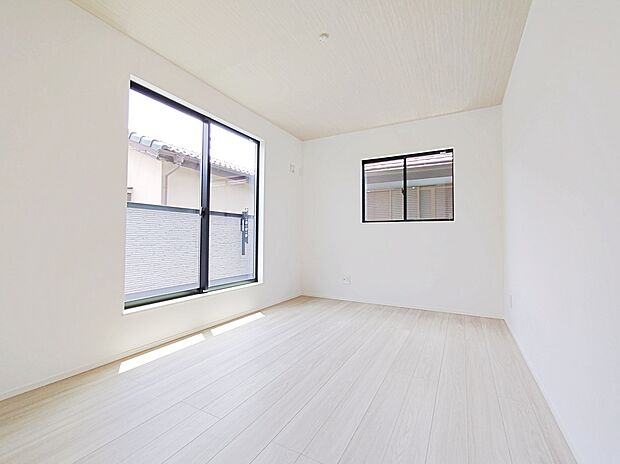 【☆Room☆】明るめのフローリングですので、壁紙ともマッチし、お部屋を更に広く見せてくれる効果も。収納も完備しているので、お部屋は美しい空間を保てますね！
