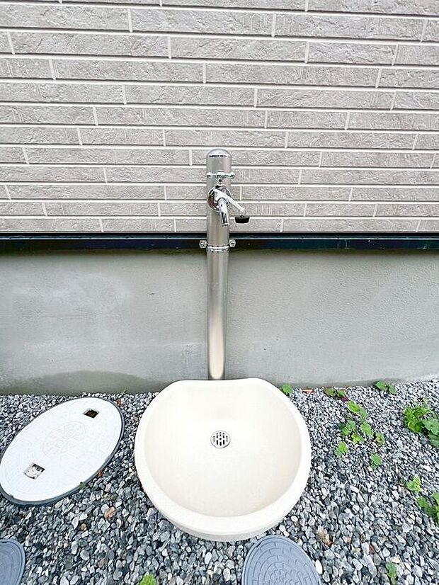 【【外水栓】】バーベキューなど、お庭でアウトドアを楽しむ方にとっては、外に水栓があれば家の中から水を運び出す手間が省けます。洗車の際にも便利です♪