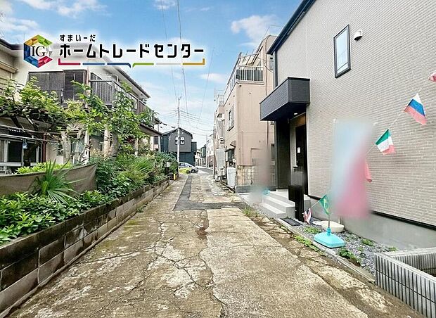 【前面道路含む現地写真】カースペースございます。この街で・この家で暮らしたいと思わせる理由を是非現地でお確かめ下さい。現地をご覧いただきながら、住まいの夢をお聞かせください。
