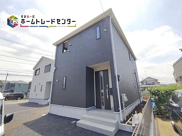 【現地外観写真】ブラウンカラーの外観は、重厚感のある落ち着いた雰囲気。南からの温かい陽射しふりそそぐ気持ちの良いお住まいとなっております。