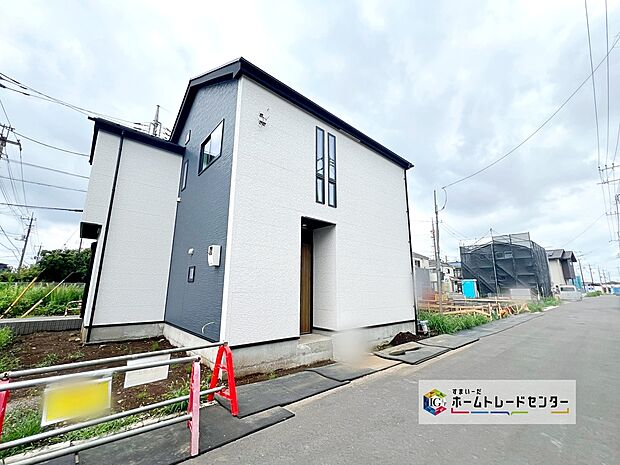 【☆外観の様子☆】新築一戸建て 家族の笑い声が自然と生まれます!
グレーのアクセントカラーがぱっと目をひくシンプルシックでおしゃれな外観♪