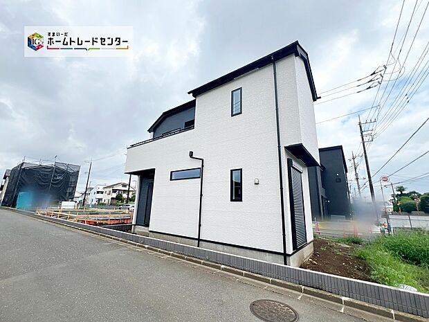 【☆外観の様子☆】隣家との距離も、前面道路の幅員も充分にございますので、プライベートにも配慮されたお住まいとなっております。ゆとりの広さは魅力的です。