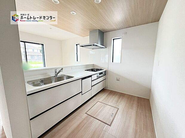 【☆キッチン☆】窓付きの明るく爽やかなキッチンスペース。床下収納もございますので、いつでもすっきりとお使い頂けそうです☆対面式キッチンからは、リビングにいるご家族の様子が一目で分かります☆