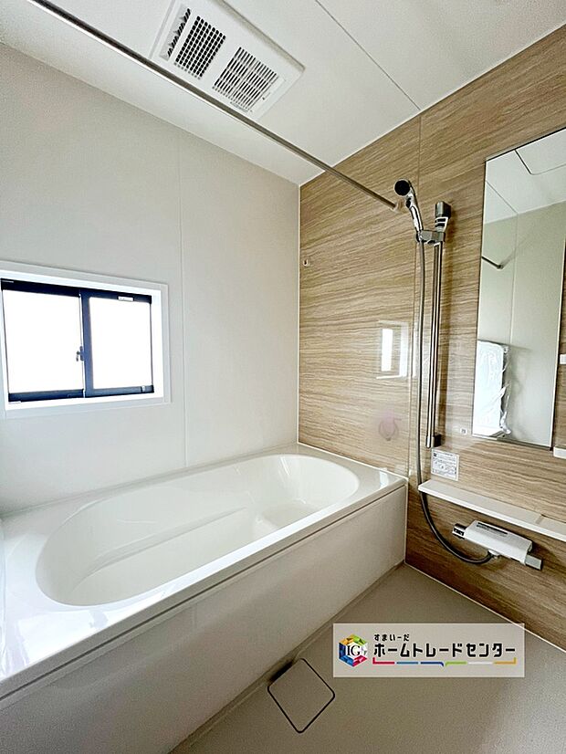 【☆浴室☆】落ち着いた雰囲気のゆったり寛げるバスルーム。毎日のバスタイムが楽しみになりそうです。窓付きのバスルームは日中の入浴も気持ち良くお使い頂けそうです♪