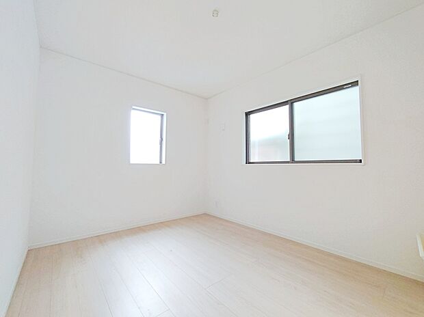 【☆Room☆】明るめのフローリングですので、壁紙ともマッチし、お部屋を更に広く見せてくれる効果も。収納も完備しているので、お部屋は美しい空間を保てますね！
