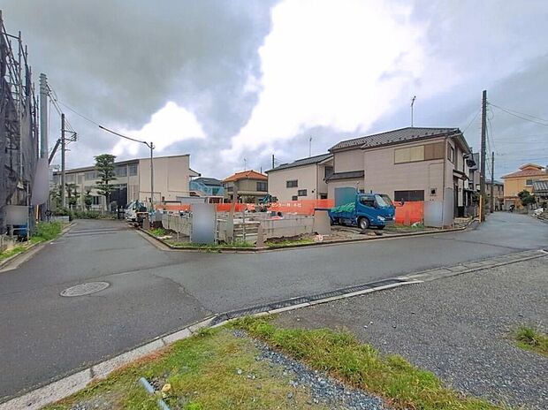【前面道路含む現地写真】カースペース並列２台可能です。平日・お仕事帰りなど、いつでもご案内いたします！お気軽にお問い合わせ下さい。