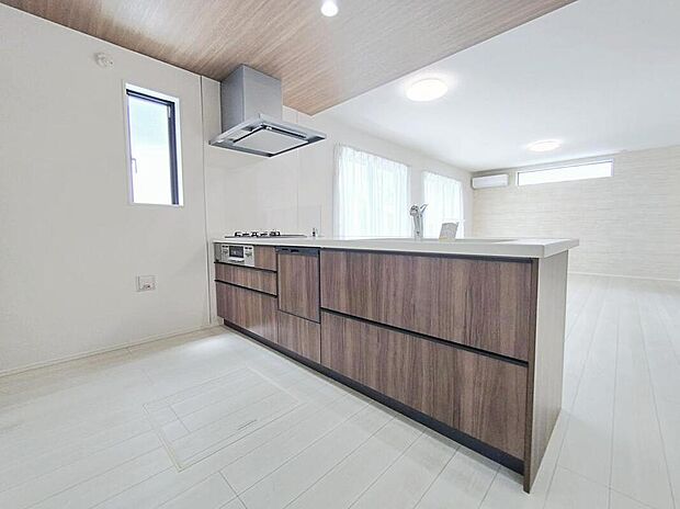 【☆Kitchen☆】対面式キッチンからは、リビングにいるご家族の様子が一目で分かります。小さいお子様がいても安心です。