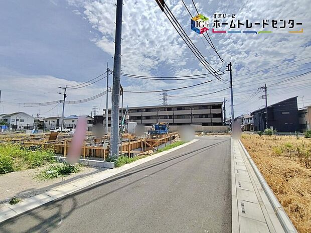 【前面道路含む現地写真】分譲地内に道路を通しており、ここで分譲地のコミュニティーができますね！車通りの少ない前面道路で小さなお子様がいても安心です。