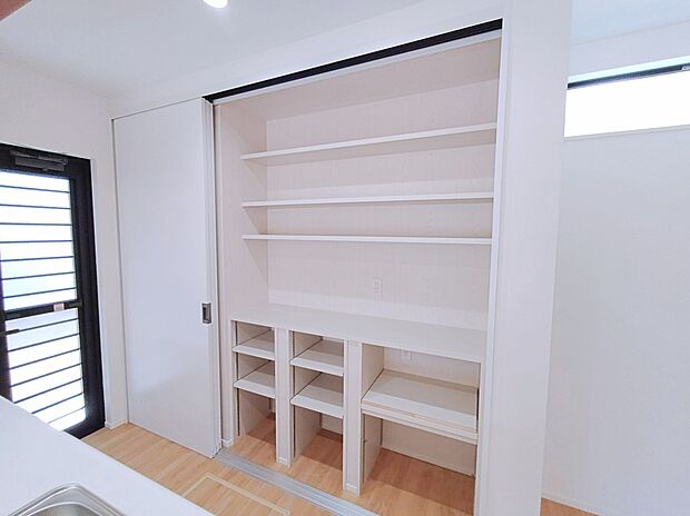 【☆Storage☆】キッチンには可動棚付きの大容量のカップボードを完備!コンセント付きで調理家電もスッキリと収納していただけます♪