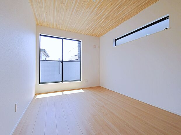 【☆Room☆】心地良い風を感じられる南向き、2面採光の洋室!風通しがよく効果的に空気の入れ替えができます。天井のアクセントクロスがおしゃれです♪