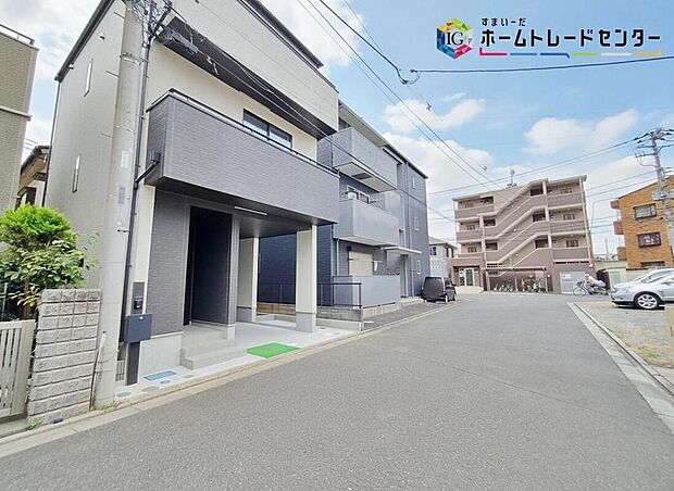 【前面道路含む現地写真】愛車を守ってくれるビルドインガレージ完備◎この街で・この家で暮らしたいと思わせる理由を是非現地でお確かめ下さい。現地をご覧いただきながら、住まいの夢をお聞かせください。