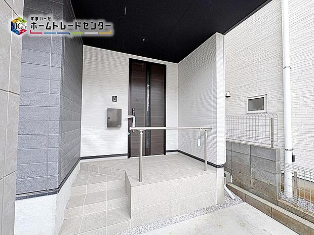 【玄関】玄関ポーチには屋根がついているので雨などでも玄関前で濡れずにお出かけ準備が出来ます。