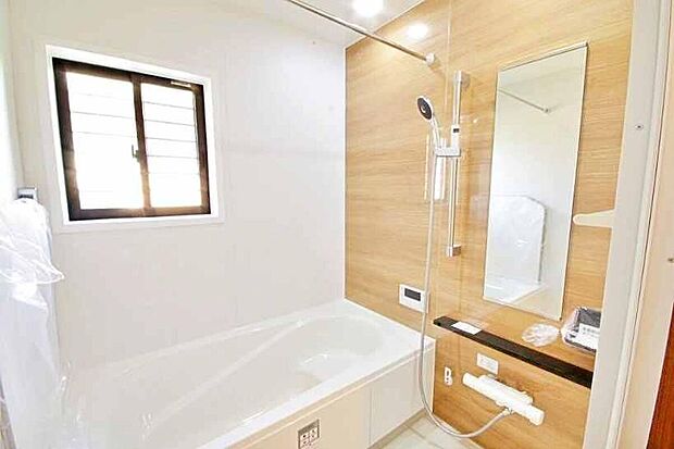 【浴室】雨の日や夜間の洗濯に便利な浴室換気暖房乾燥機を標準装備。入浴後に換気機能で湿気を排出。