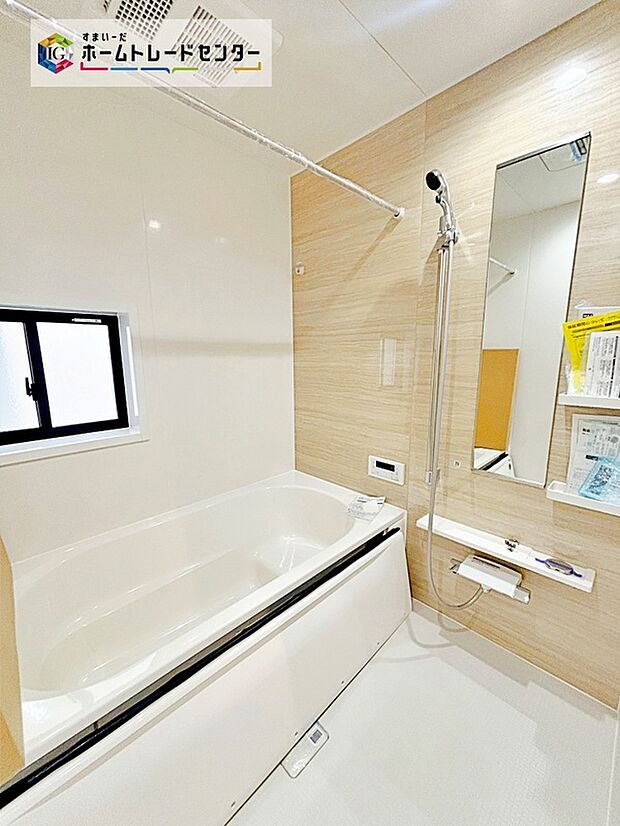 【☆Bath Room☆2号棟】窓付きのバスルームは、採光もあり明るく気持ちの良い空間です。窓があることで、換気環境も良好。掃除もスムーズに出来ます。
