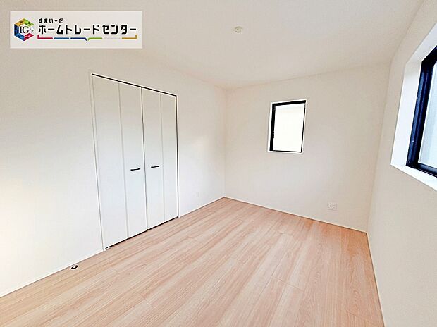 【☆Room☆2号棟】充分な広さの収納を備え、採光良好な洋室は、快適空間。プライベートの時間もゆったりお寛ぎ頂けそうです。