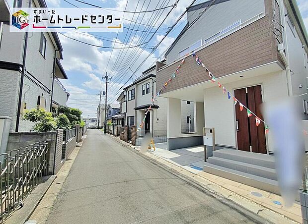 【前面道路含む現地写真】ビルトイン車庫＋カースペースございます。
当日のご見学予約も承ります。同じものは２つとない「夢のマイホーム」との出会いが待っているかもしれません。