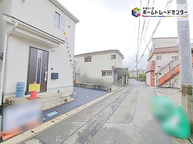 【前面道路含む現地写真】前面道路は車通りが少ないため、駐車の際にも安心です♪