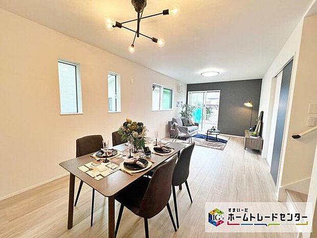 【リビング】☆Livingroom☆
大きな窓のあるリビングは、陽光あふれる明るい空間です。居心地良く、ご家族皆がゆったり寛げる憩いの空間となりそうです。※家具付き販売ではございません。
