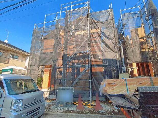 【現地外観写真】現在建築中です。完成に向けて着々と工事が進んでいます。新しい暮らしのスタートが楽しみになる住まいです。