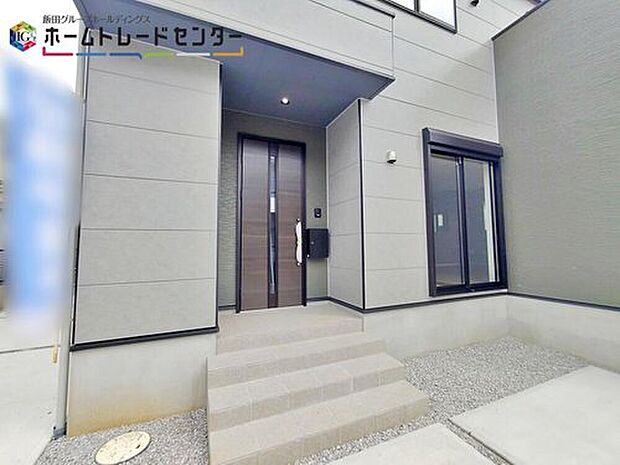 【玄関】【2号棟】玄関ポーチには屋根がついているので雨などでも玄関前で濡れずにお出かけ準備が出来ます。