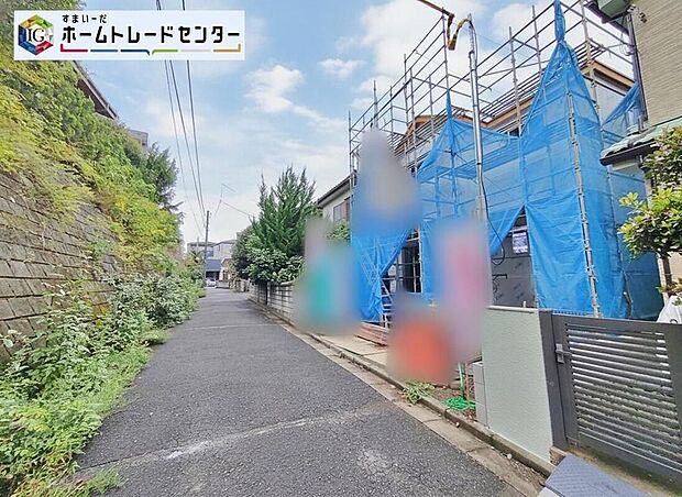 【前面道路含む現地写真】住人以外の車の進入も少なく、小さなお子様を持つご家庭にも安心。