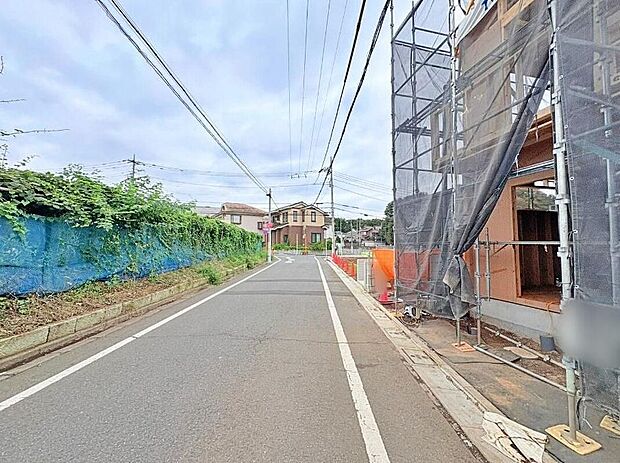 【前面道路含む現地写真】カースペースは車種により２台駐車可能です。平日・お仕事帰りなど、いつでもご案内いたします！お気軽にお問い合わせ下さい。