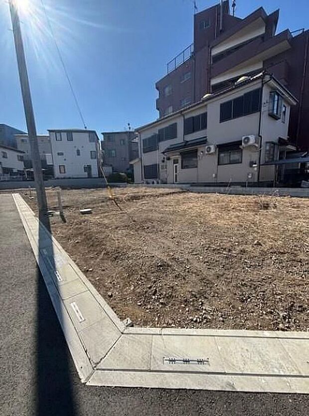 【前面道路含む現地写真】☆前面道路の様子☆カースペースございます。平日・お仕事帰りなど、いつでもご案内いたします！お気軽にお問い合わせ下さい。