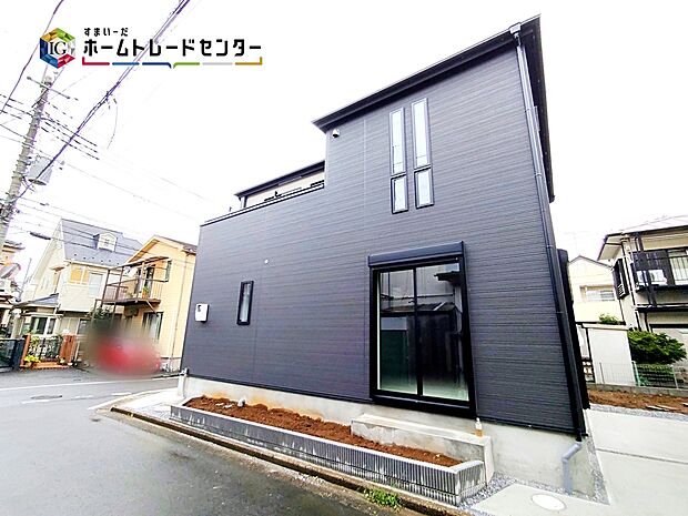 【現地外観写真】落ち着いた雰囲気のグレーを基調とした外観は、スタイリッシュでお洒落。採光良好且つ、風通しも良く、快適に暮らせるお住まいです。
