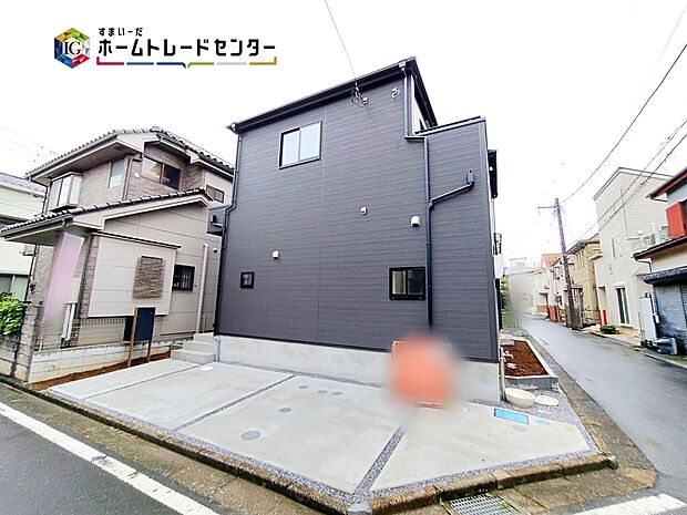 【外観写真】カースペース２台分ございますので、家族分の自転車を駐輪したり、来客用の駐車スペースとしてもお使いいただけます。嬉しいコンクリート仕上げのカースペースです。雨の日も足元を気にせず外出できます♪

