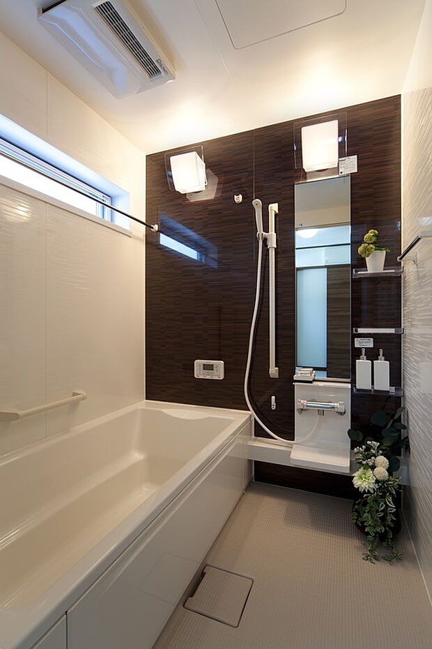 【【システムバス】当社施工例】システムバスはタカラスタンダード製を標準装備。カビに強い「ホーロークリーン浴室パネル」は何年使っても、普段のお手入れは入浴後にサッとシャワーで流すだけだから、お手入れカンタン。また、「ホーロークリーン浴室パネル」なら、「マグネット収納 どこでもラック」を使って、お風呂の壁面を有効活用できます。風呂イス、子どものおもちゃ、掃除道具も壁にペタッと。自由に好きな場所に、マグネット収納を貼り付けられて便利です。