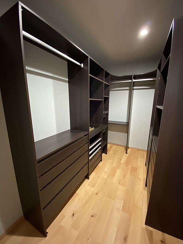 【【ウォークインクローゼット】当社施工例】大容量のウォークインクローゼットをご用意しております。衣類だけではなく、バッグや帽子、アクセサリーといったファッションアイテムをすべて一ヶ所で収納できる大きなスペースをご提案致します。