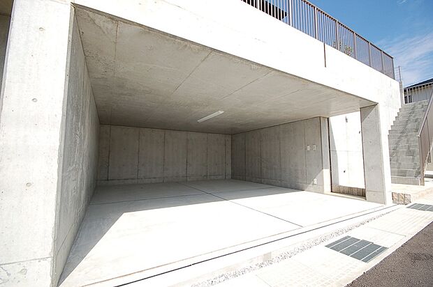 【ビルトインガレージ】広々としたビルトインガレージに車二台駐車可能！大きな荷物も収納できます！