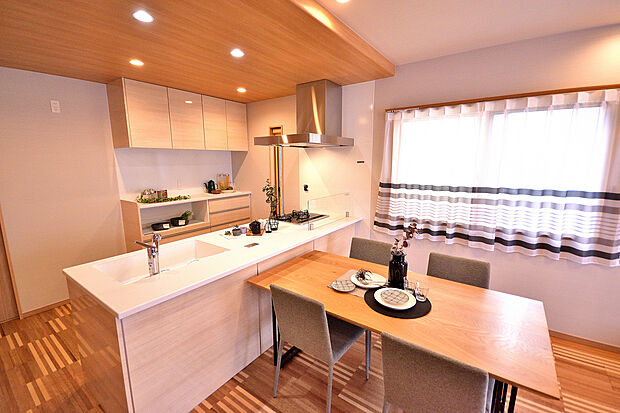 【【システムキッチン】当社施工例】キッチンを中心に家族の笑顔が弾ける住まいづくり。家事をしながら家族と会話ができるなんて美味しいごはんができそうではありませんか？