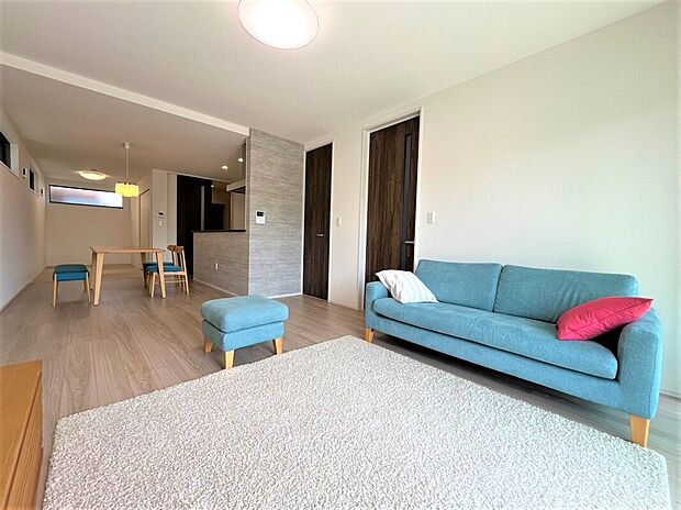 【【B棟　LDK】】ご家族みんなで長い時間を過ごすリビングは一番居心地の良い場所であって欲しい空間です。開放感のある広々リビングに光と風を呼び込みます。収納も多く快適な住空間を実現します。