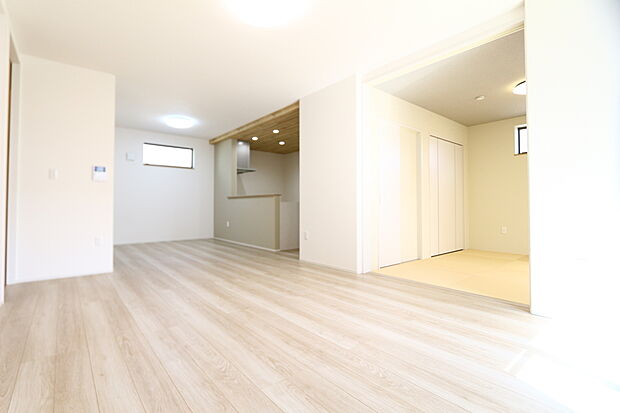 【【I棟 LDK】】リビングはご家族団らんはもちろん、お客様をお迎えする大切な空間でもあります。永く住まう家だからこそ「広さ」と「ゆとり」にこだわりました。