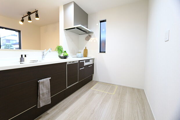 【【H棟 キッチン】】食器洗乾燥機付きでご家族の食器もピカピカ。後片付けもラクラクこなせて、日々の生活には欠かせない便利設備。環境にも手にも優しいのが嬉しいポイント!