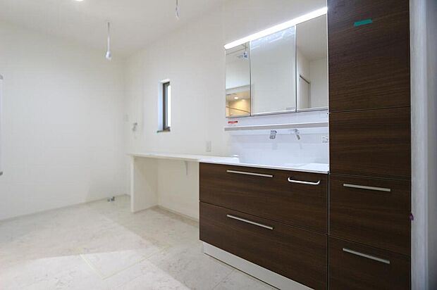 【【D棟　ランドリースペース】】毎日の洗濯が楽になる便利なカウンター付きランドリースペース。干す・乾かす・畳むが1つの空間で行え、家事動線がラクラクです♪