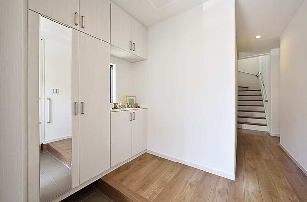 【【玄関同仕様】】玄関からは室内が見えにくい、プライバシーにも配慮した設計です。シューズボックスと玄関収納有。シューズボックスは全身鏡付きで、外出前の身だしなみチェックにも重宝します。