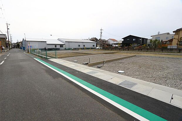【【前面道路含む現地写真】】見通しの良い直線道路です。安全確認がしやすく、小さなお子様との通行も安心。しっかり舗装されているため、自転車やベビーカーでのお出かけもスムーズです。