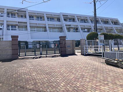 弥富北中学校 (自転車通学可) 約2,260m(徒歩約29分　自転車約10分)