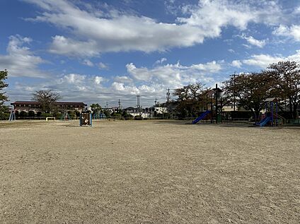 大治浄水場公園 約450m(徒歩約6分　自転車約2分)