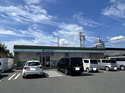 ファミリーマート 蟹江学戸店 約350m(徒歩約5分　自転車約2分)