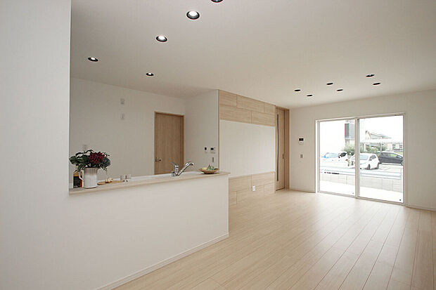 日当たりの良いナチュラルな雰囲気のLDK。清潔感も生まれます!/2号地