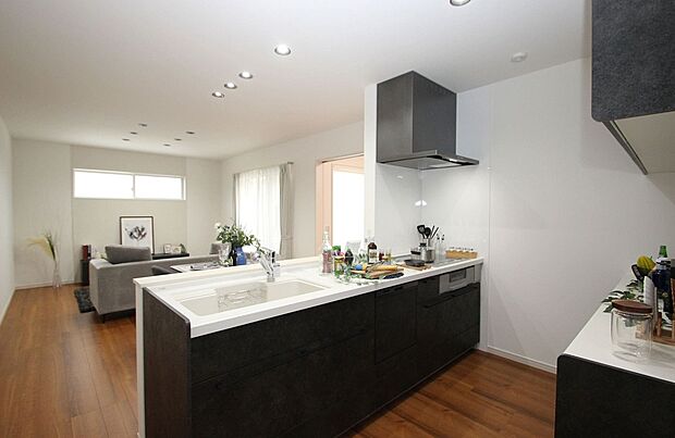 調湿・脱臭に優れた「エコカラット」を採用し、暮らしをより快適にする工夫を加えました！/2号地