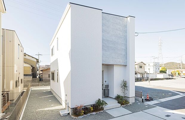 吐き出し窓から光が差し込み、外とつながる開放感を感じられます。お子様の遊び場、DIYなどにピッタリ!/3号地完成予想パース