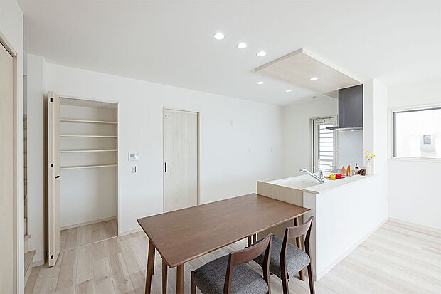 【キッチン｜後ろには便利なパントリー！】さっと物を取り出しができるパントリー付き。収納力もバツグン！！